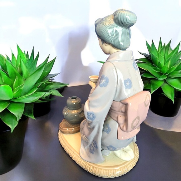 Retired Lladró August Moon or Geisha Japanese Girl Serving Tea #5122 - Picture 5 of 16